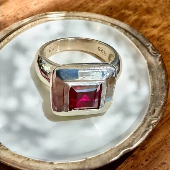 Vintage Signed Ruby Sterling Silver Ring (6.5/9g) - Picture 7 of 15